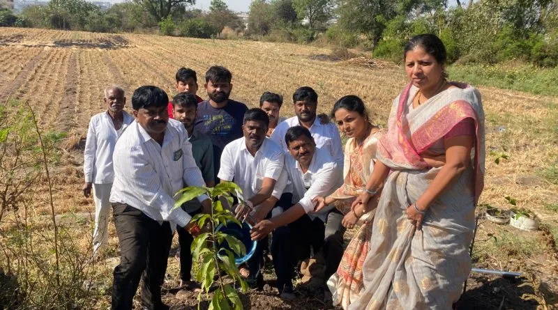 खराबवाडीत वडिलांच्या निधनानंतर स्मृती जतन करण्यासाठी देवकर कुटुंबीयांनी खड्ड्यात अस्थी टाकून केले नारळ व आंब्याच्या झाडांचे वृक्षारोपण… देवकर कुटुंबाचा स्तुत्य उपक्रम