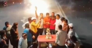 पिंपरी चिंचवडमधील सांगवी पोलीस स्टेशनच्या पोलीसाचा ‘प्रताप’ गुंडासोबत भर रस्त्यात वाढदिवस साजरा… 